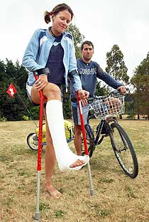 Die Schweizerin Nadine Rist humpelt an Krücken, nachdem sie bei der Radtour mit Eskil Laubli durch Neuseeland von einer weggeworfenen Bierflasche getroffen wurde.